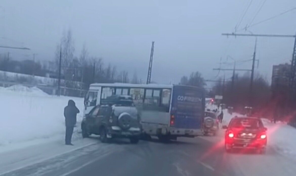 Легковушка и маршрутка не поделили дорогу в Петрозаводске