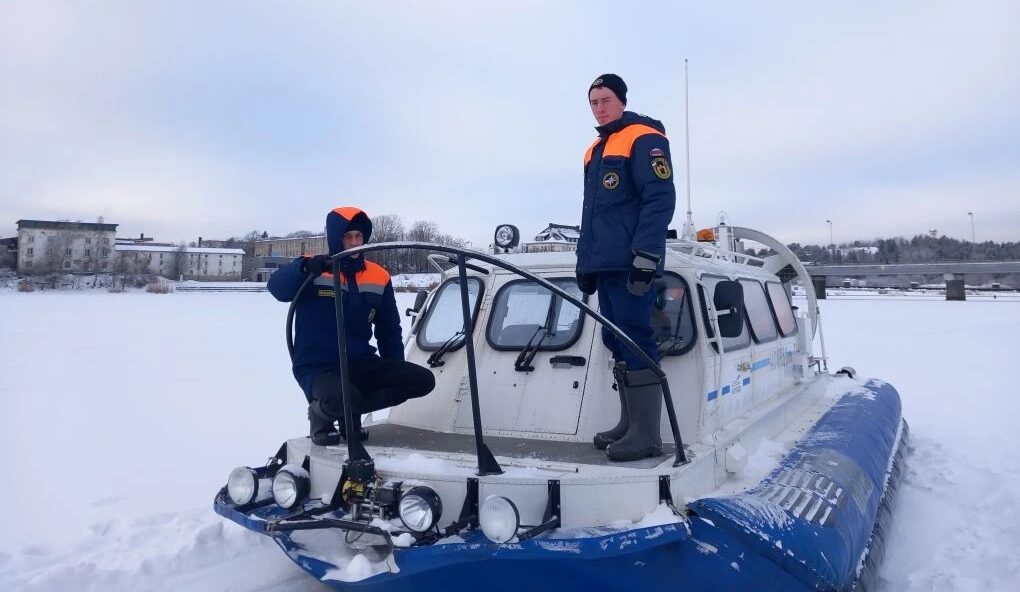Карельские спасатели и сотрудники ГИМС провели совместный рейд в акватории Ладожского озера