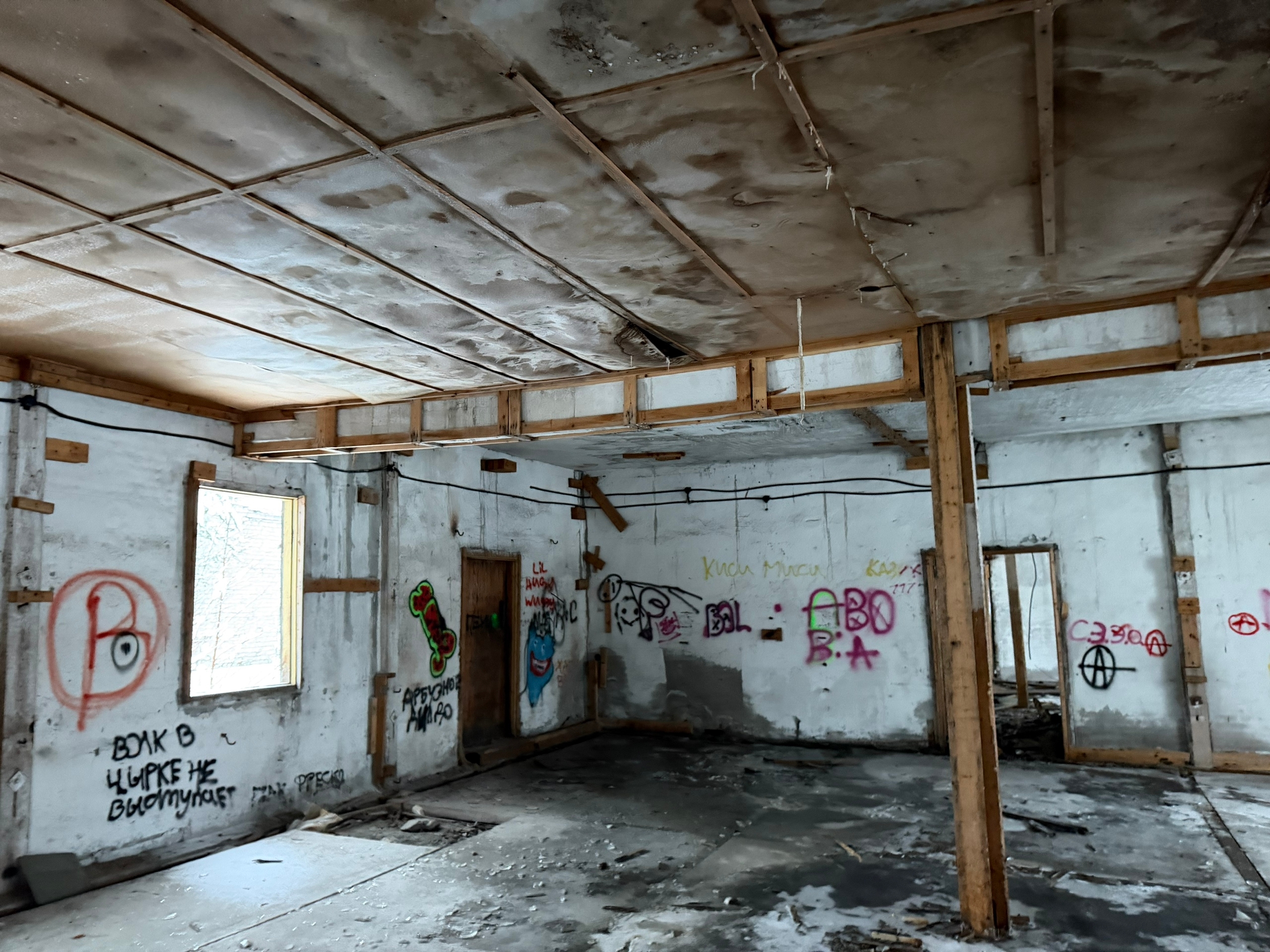 Дети могут упасть с чердака горевшей заброшки в поселке Карелии