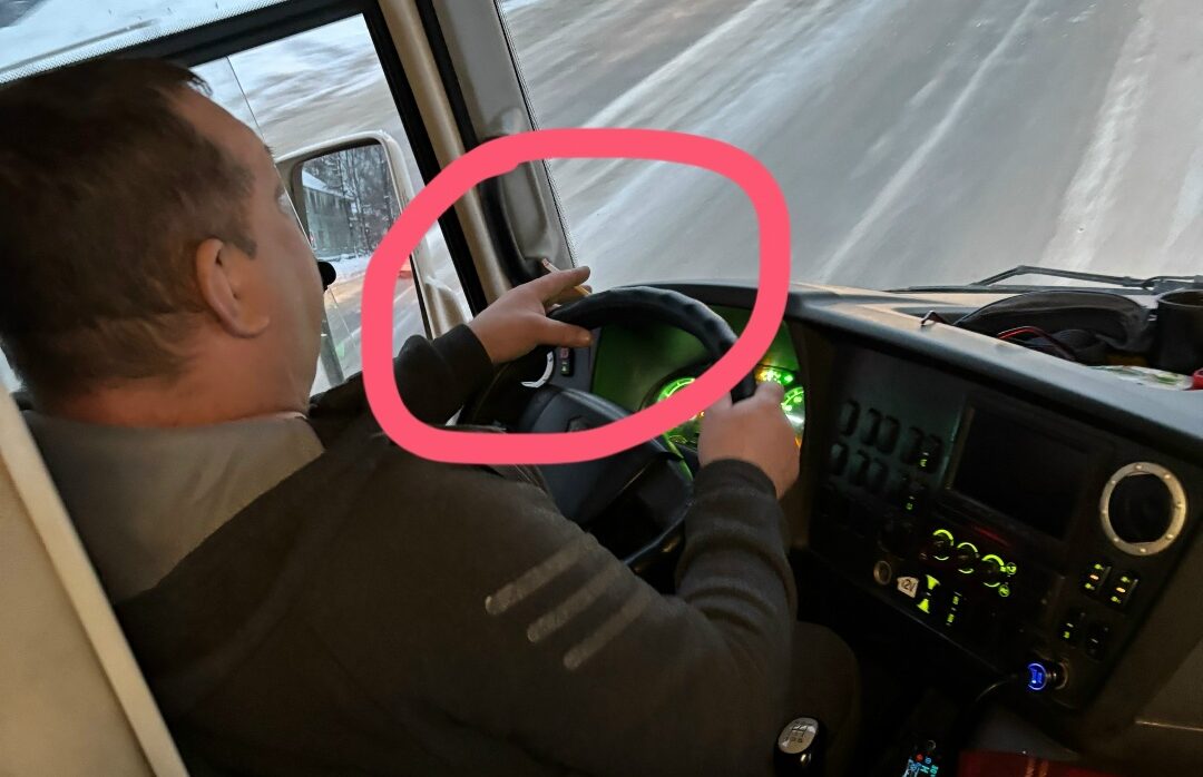 Просто хамство: водитель автобуса в Петрозаводске начал курить в салоне при пассажирах