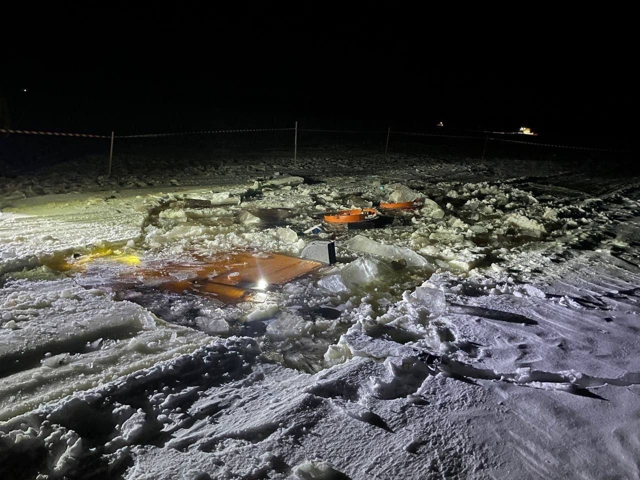 Груженый бензовоз провалился под лёд рядом с Карелией