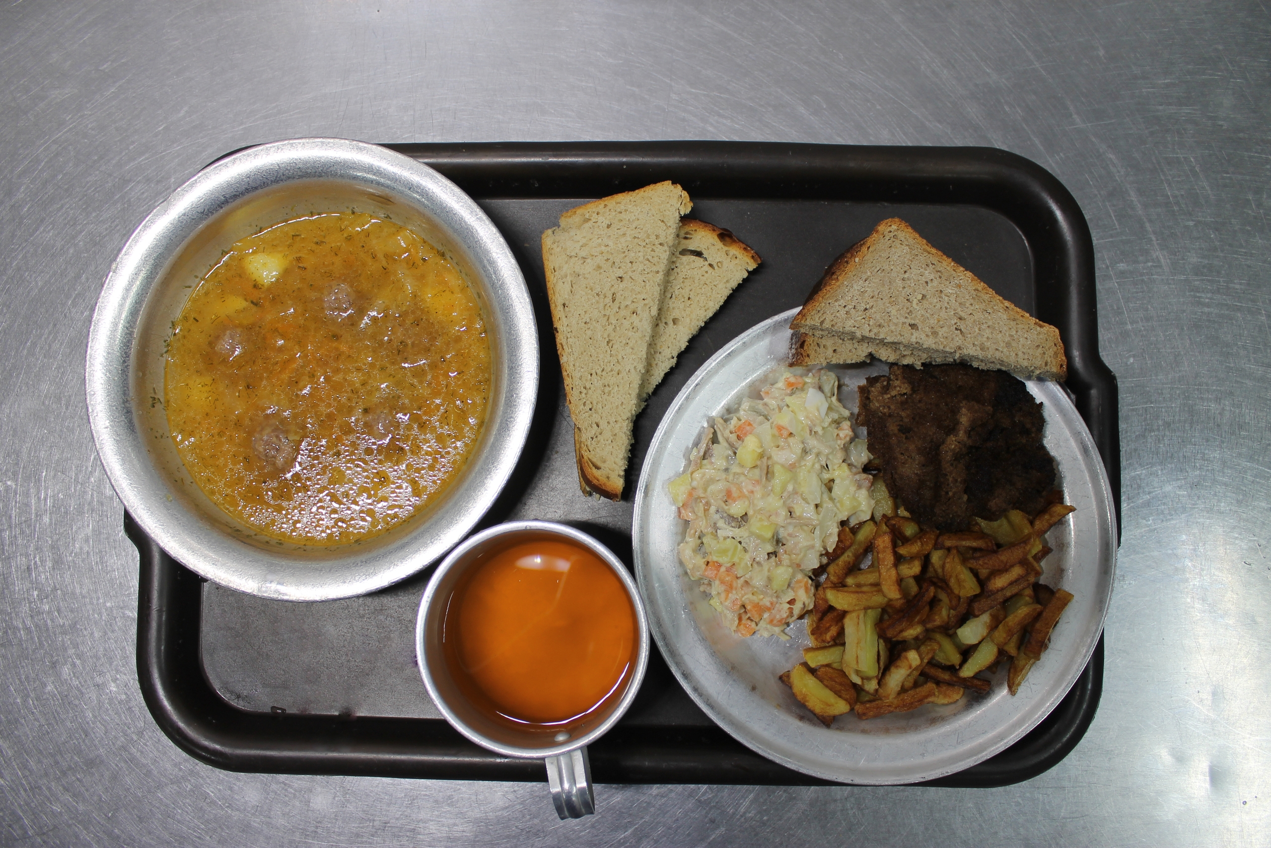 «Оливье, щи по-русски»: чем кормили осужденных в Карелии на Новый год