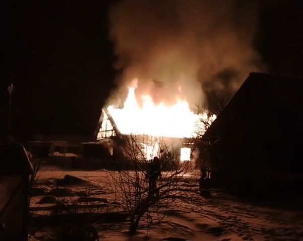 Могла сгореть вся улица: страшный пожар бушевал в Лахденпохском районе - жители обсыпали снегом дома, вынесли газовые баллоны