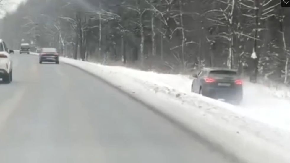 «Заблудилась»: автоледи ехала по тротуару в городе рядом с Карелией