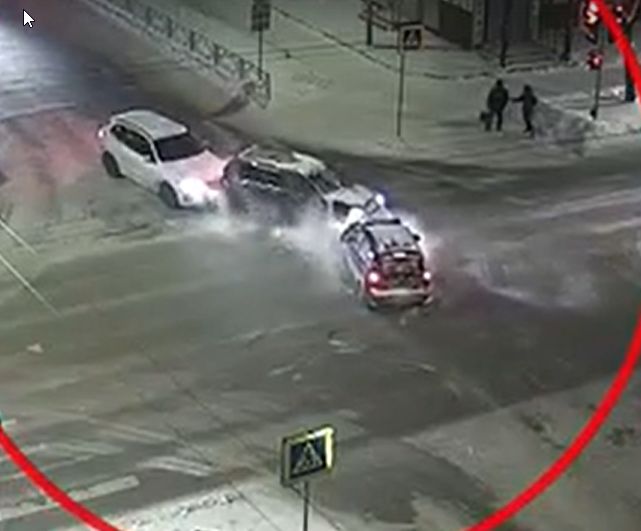 Мигающий зеленый столкнул три спешащих авто в центре Петрозаводска