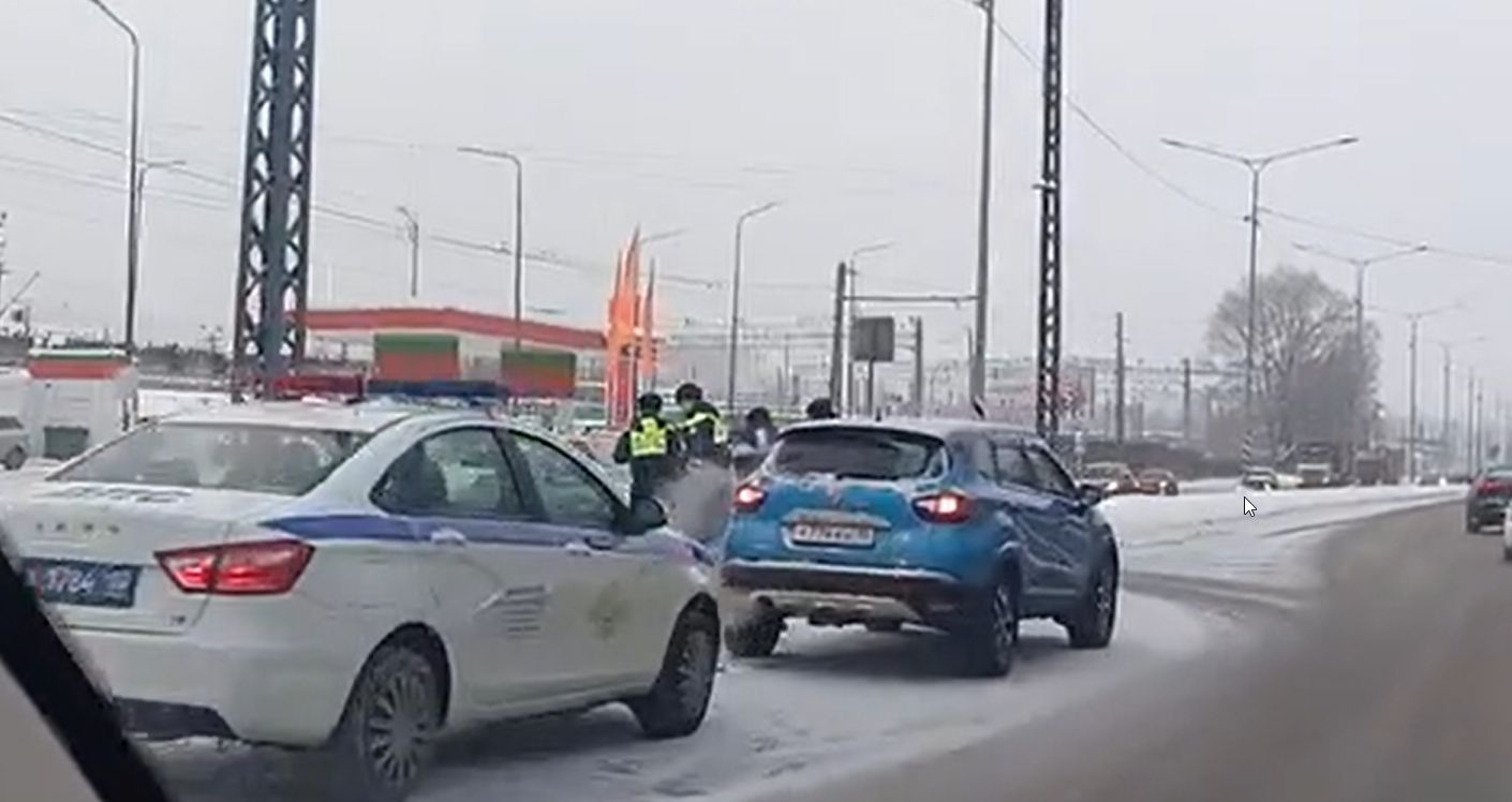 «Замес серьезный - разворотило машину»: ДТП произошло на оживленной дороге Петрозаводска