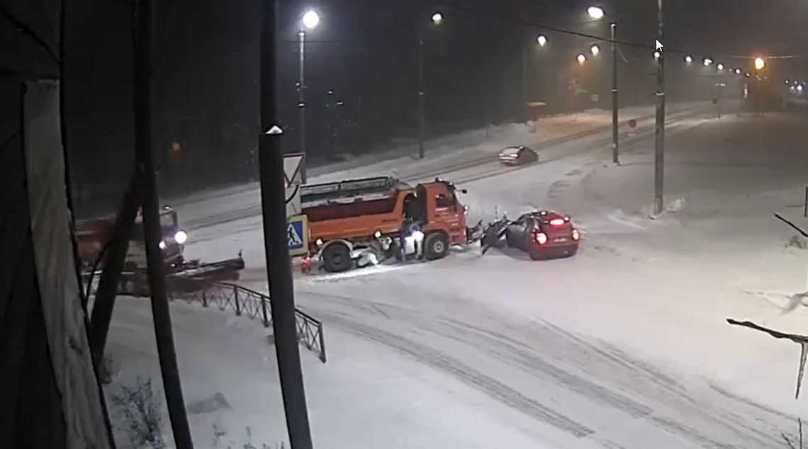 Легковушка заблокировала работу снегоуборочной машины в одном из районов Петрозаводска