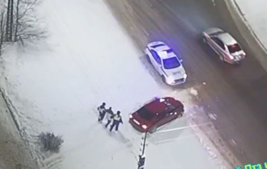 Инспекторы приняли водителя, устроившего сходку на дороге после неудачного старта по снежному газону в Петрозаводске