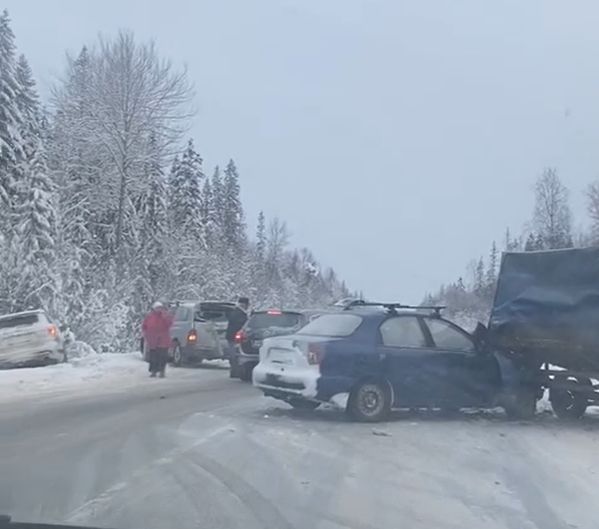 Массовая авария перекрыла движение в Кондопожском районе Карелии