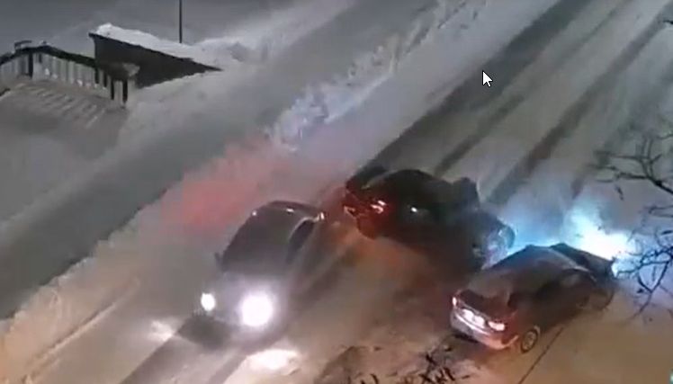 Три столкнувшиеся легковушки перекрыли проезд в центре Петрозаводска - есть пострадавшие