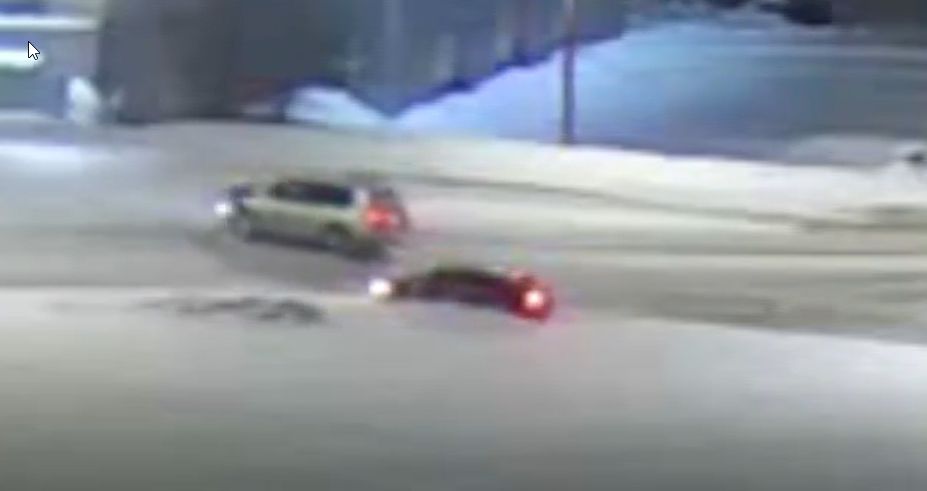 Внедорожник на скорости столкнул легковушку в сугроб на одной из дорог Петрозаводска