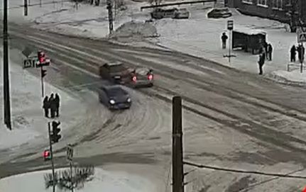 Дрифт с выездом на встречку привел к ДТП на одном из перекрестков Петрозаводска