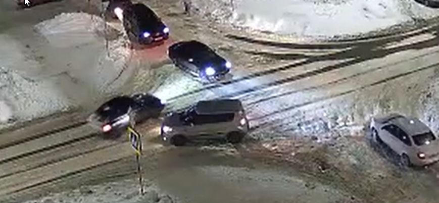 Водитель в Петрозаводске срезал угол, выехал на встречку, устроил ДТП и был таков