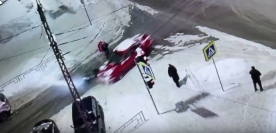 Легковушка снесла велосипед курьера на одном из перекрестков Петрозаводска