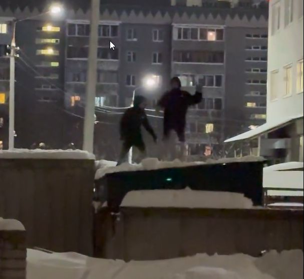 Подростки перепутали помойку с батутом в одном из районов Петрозаводска