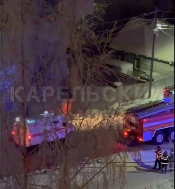 В Петрозаводске горит жилой дом