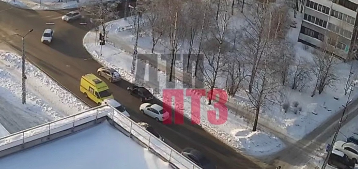 Машина скорой помощи попала в ДТП в Петрозаводске