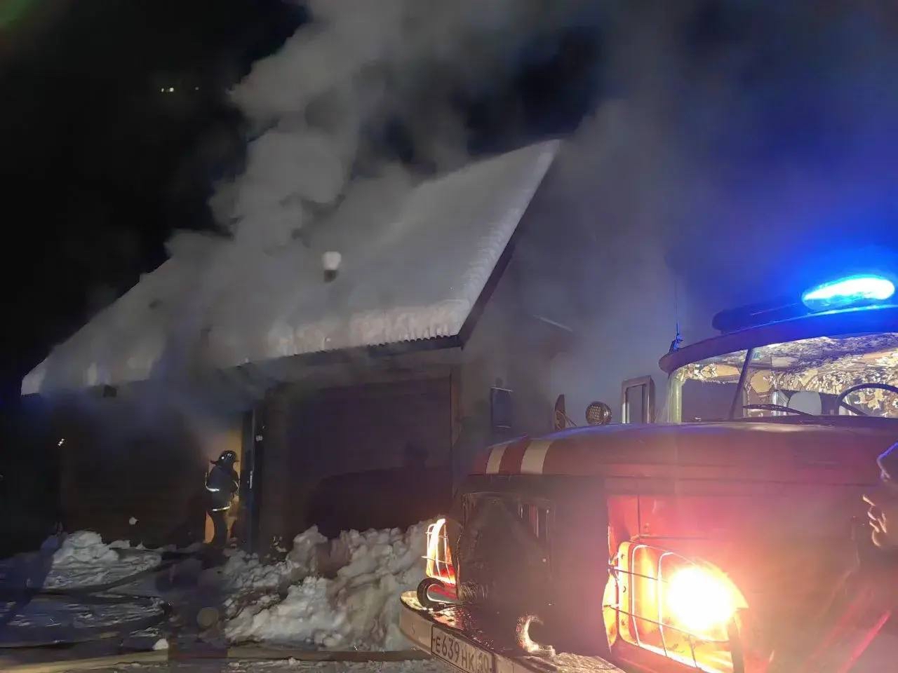 Горящую баню около двух часов тушили под Петрозаводском