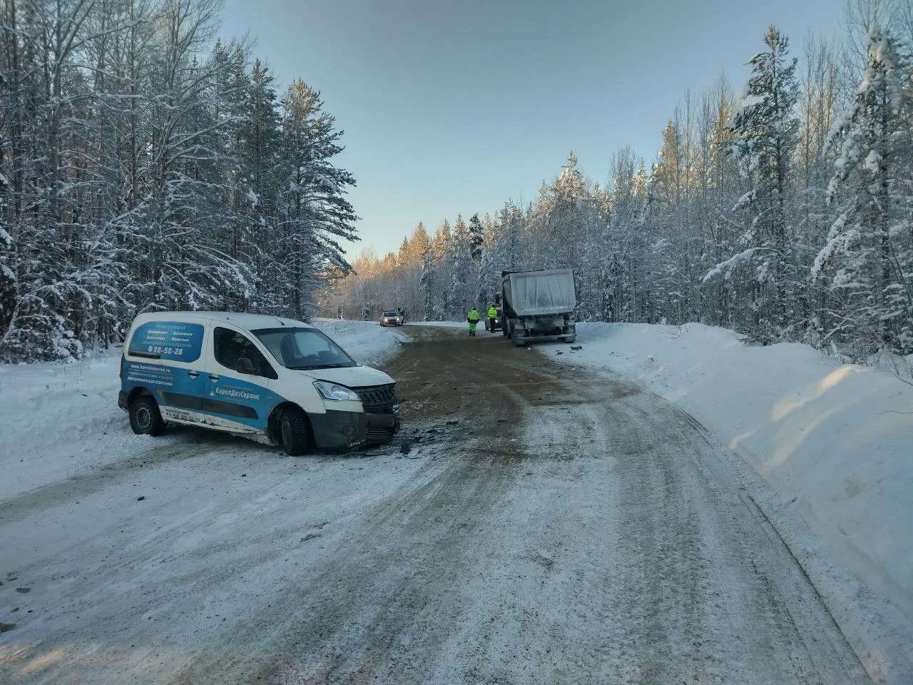 Легковушка и грузовик столкнулись на севере Карелии — на дорогу вытекло 500 литров дизеля