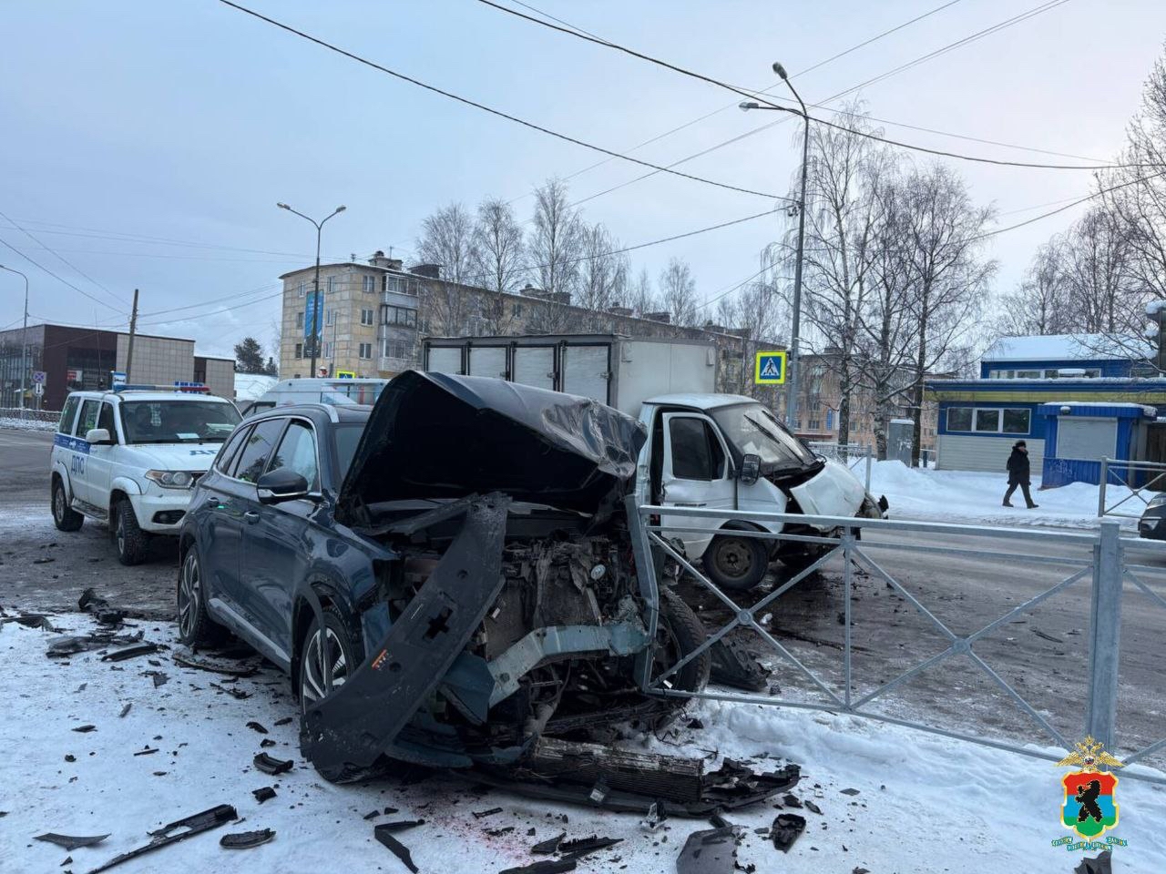 Два человека попали в больницу после столкновения фургона и иномарки в Медвежьегорске