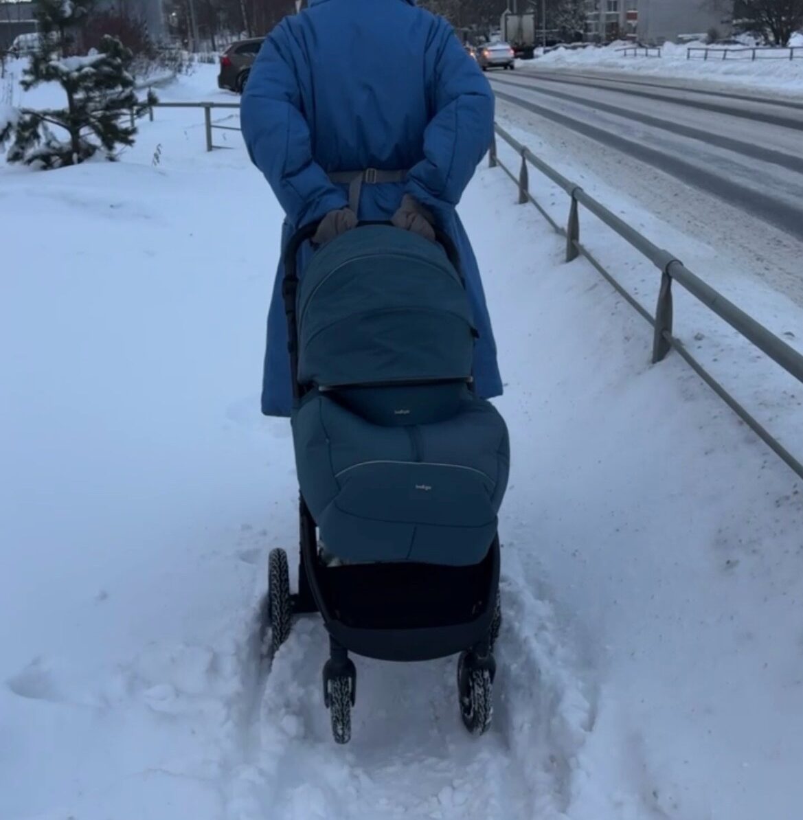 Женщины с колясками пожаловались на нечищеные тротуары в Петрозаводске