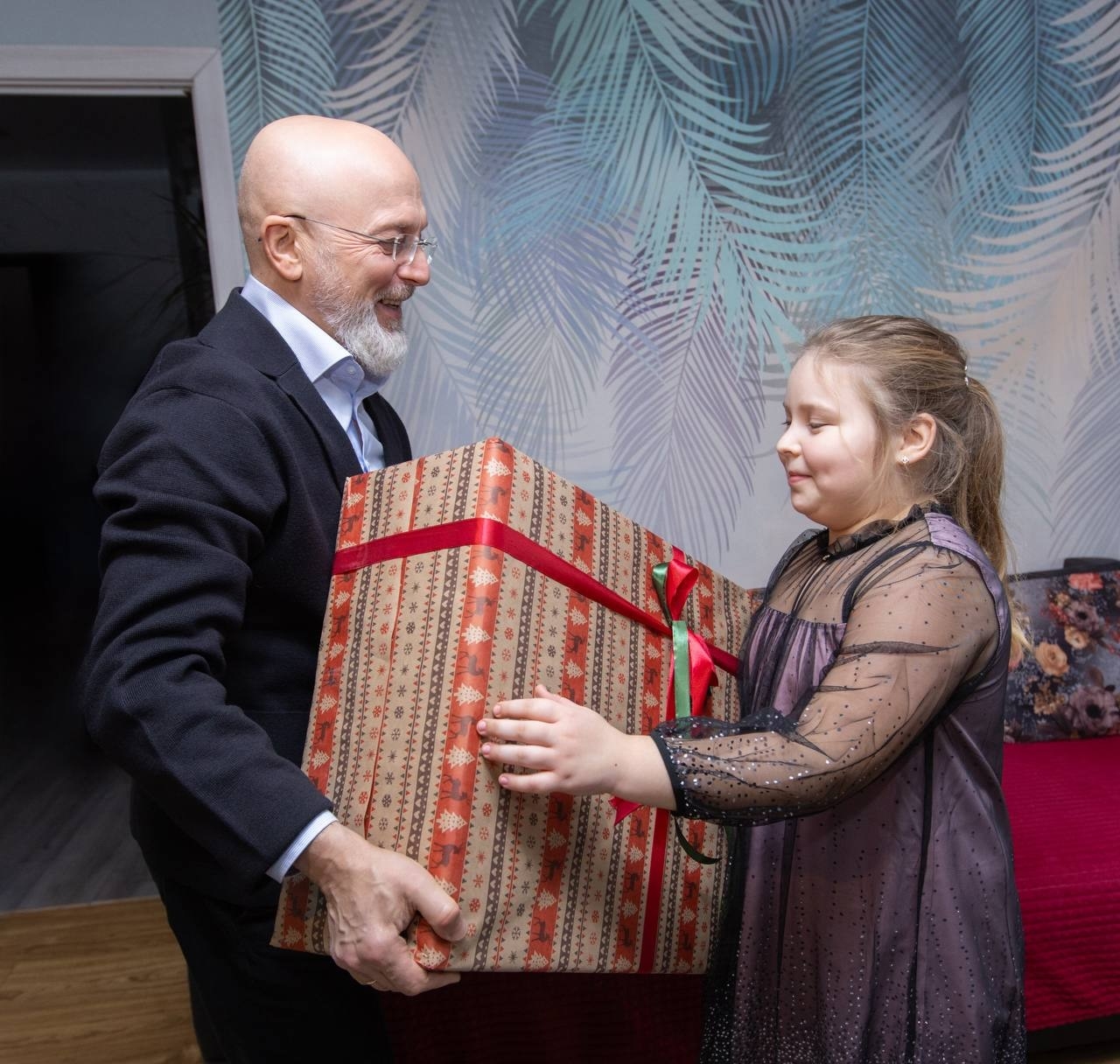 Элиссан Шандалович исполнил мечту школьницы из Медвежьегорска в рамках акции «Ёлка желаний»