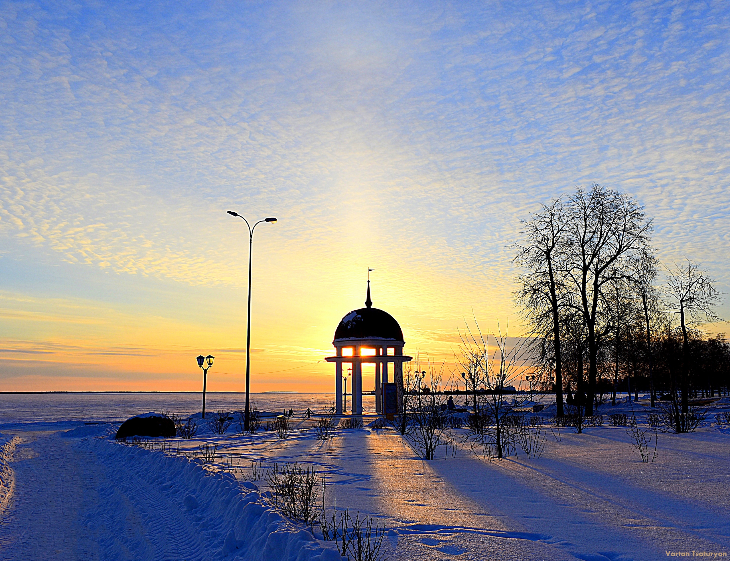 Карельский фотограф поймал в кадр зимние виды ротонды в Петрозаводске