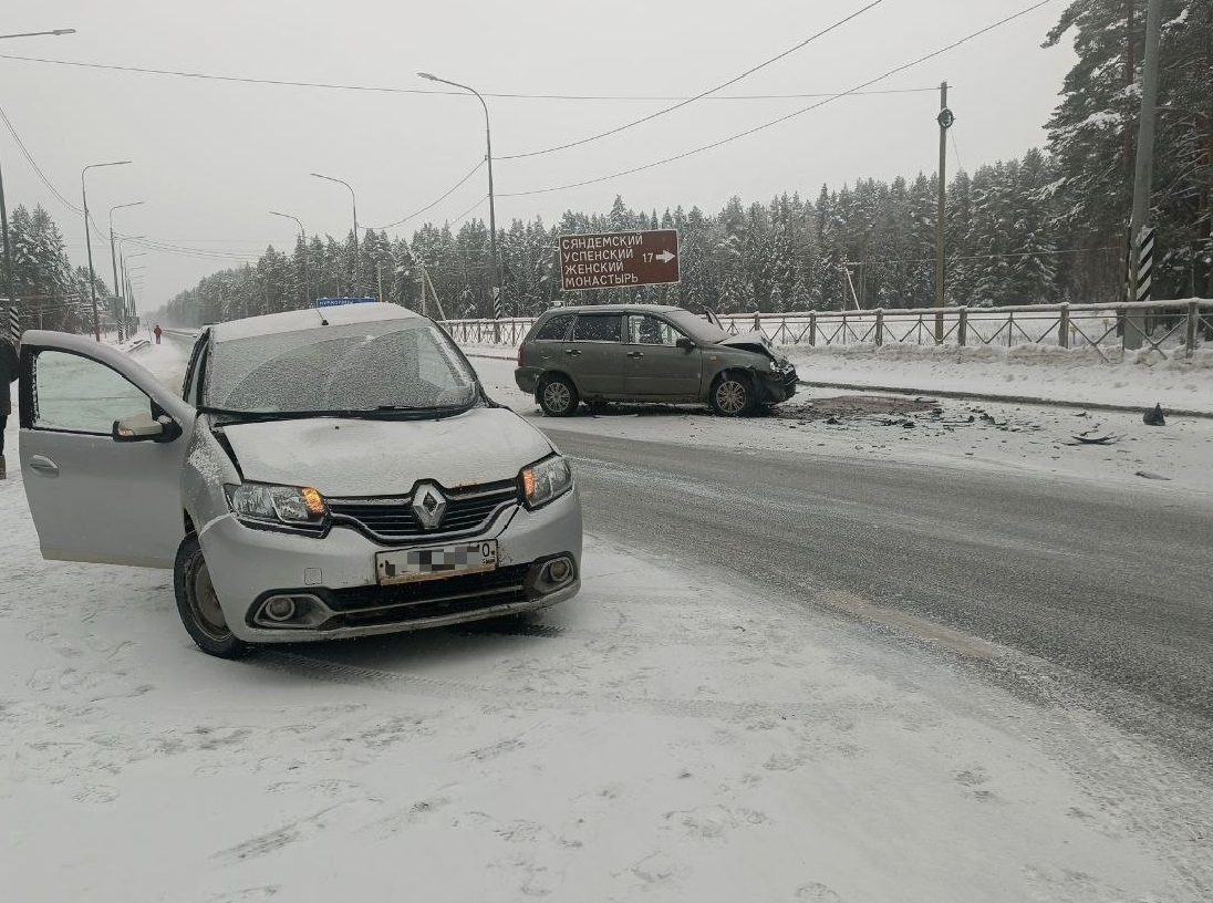 Легковушки столкнулись на трассе в Карелии - пострадали три человека