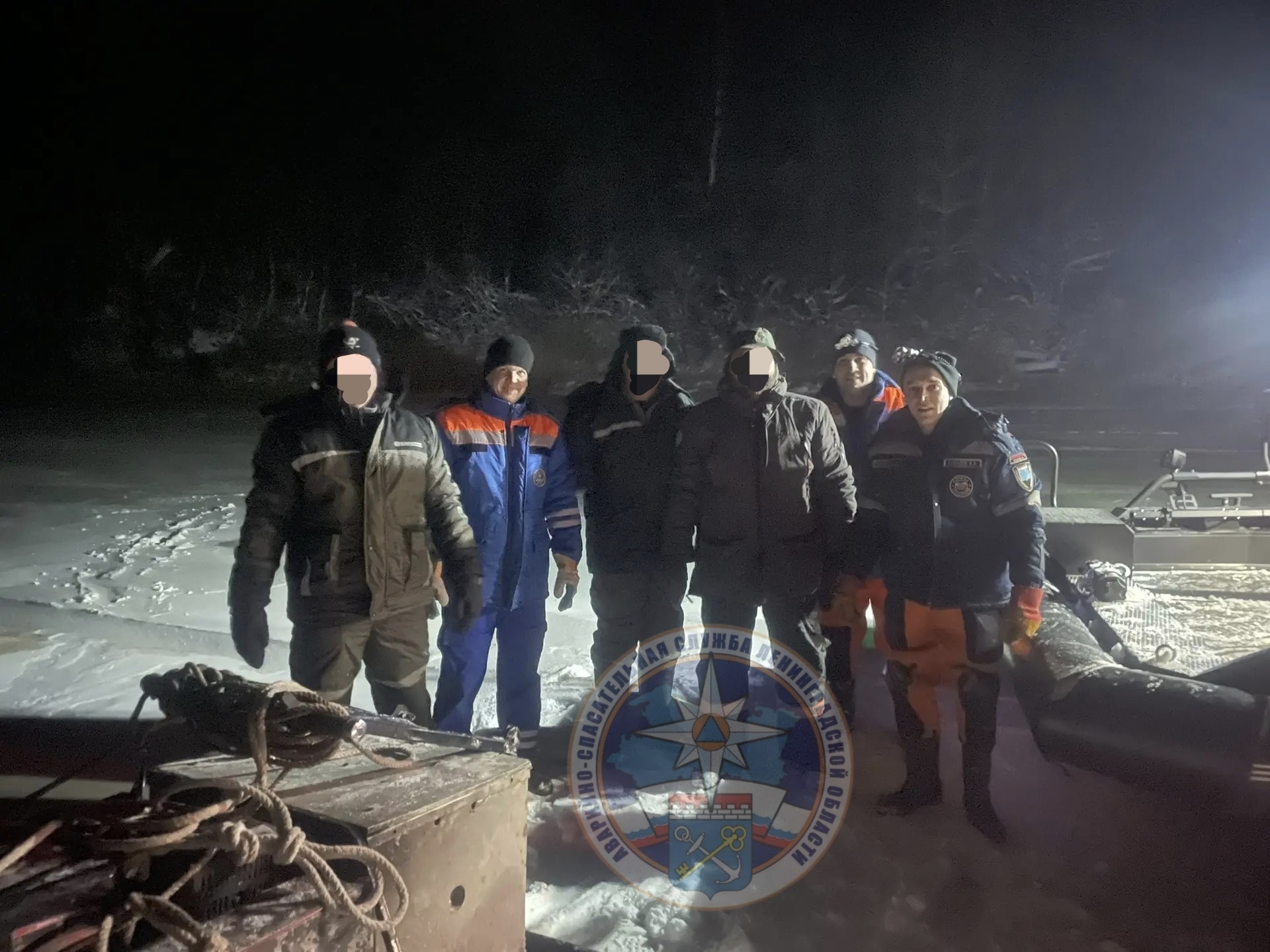Спасатели эвакуировали троих рыбаков со льда Ладоги
