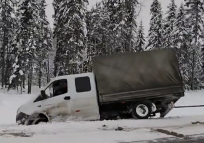 Водитель фуры спас авто, угодившее в кювет на заснеженной трассе в Карелии