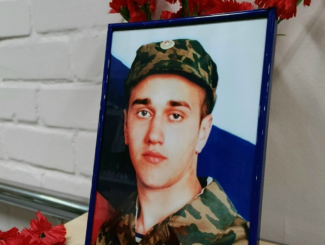 Жители Костомукши вспомнили выпускника школы, погибшего в Чеченскую войну
