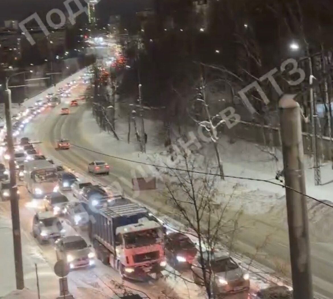 В Петрозаводске автомобильный коллапс: пробка от центра города растянулась до Кукковки