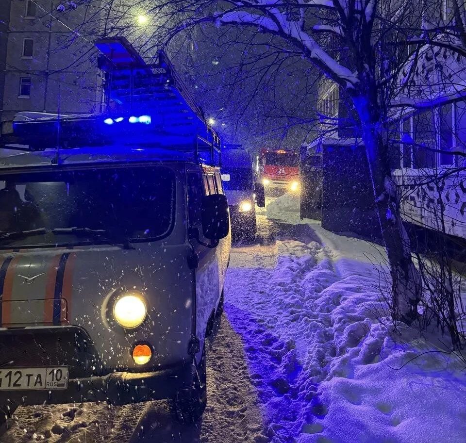 Лежала на козырьке подъезда: появились подробности ЧП с выпавшей девочкой из окна высотки в Петрозаводске