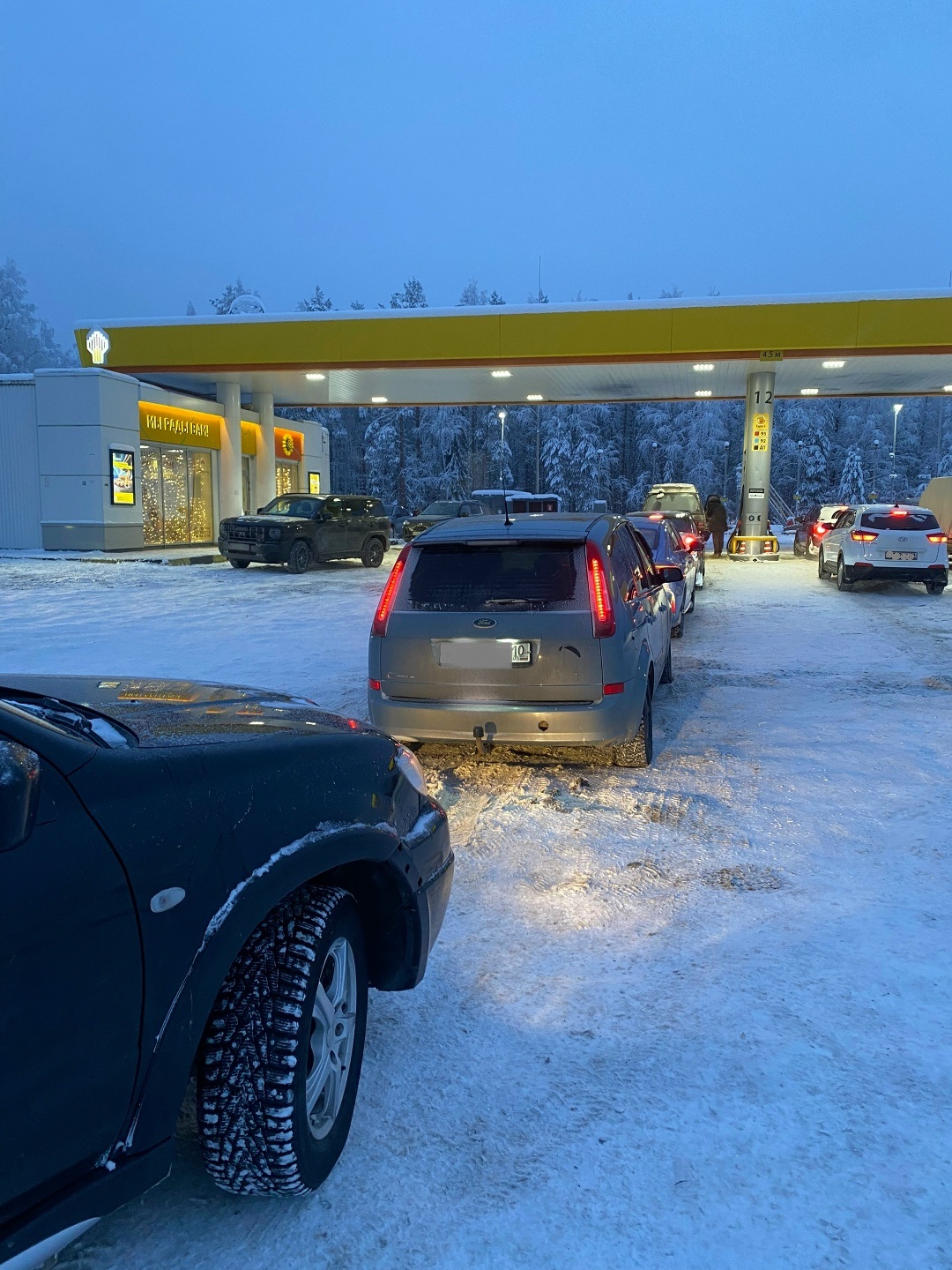 «Это ненормально»: водитель пожаловался на нерабочие колонки АЗС на севере Карелии