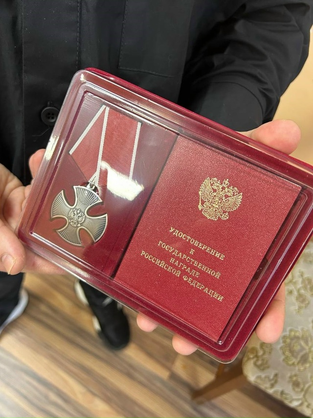 Наши герои живут вечно: орден «Мужества» в Сегеже предали брату бойца, погибшего на СВО