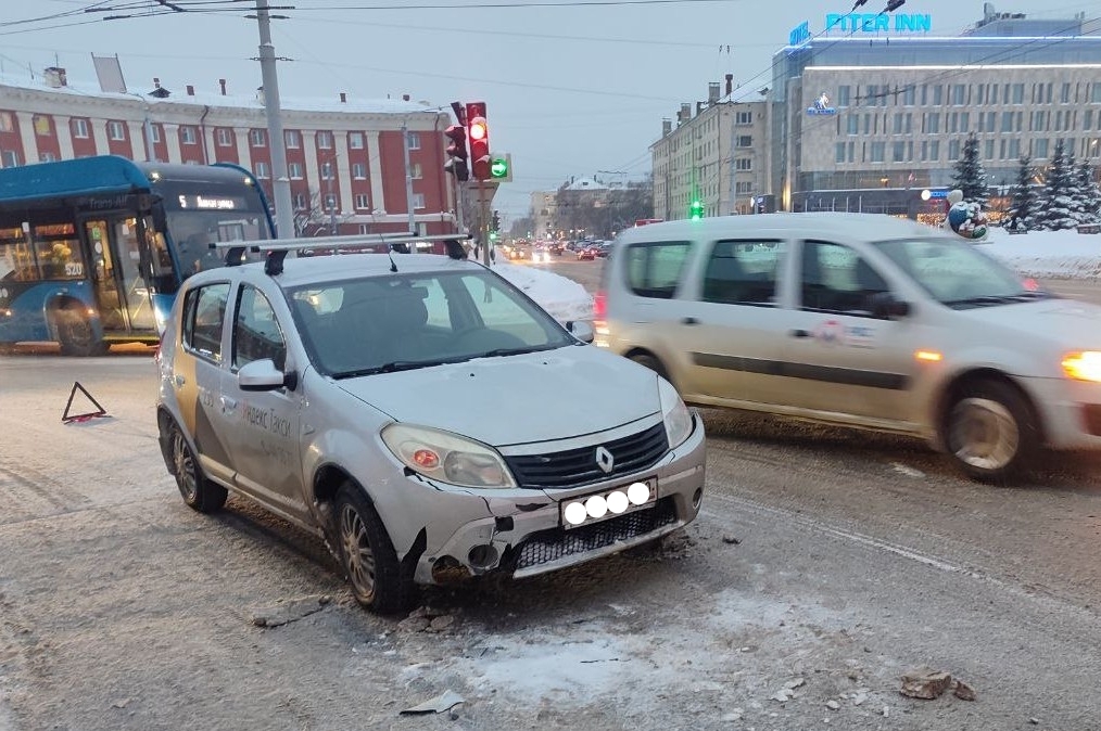 Легковушка протаранила автомобиль в центре Петрозаводска