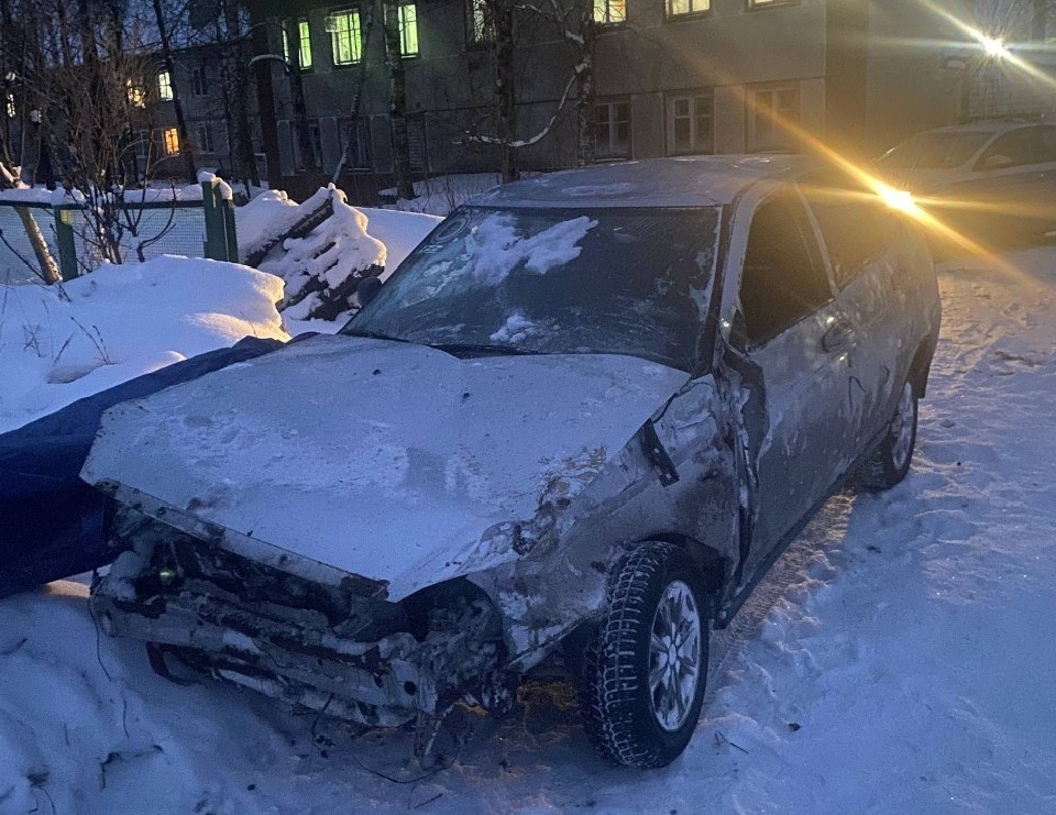 Водитель легковушки с открытым капотом угодил в кювет в Медвежьегорском районе