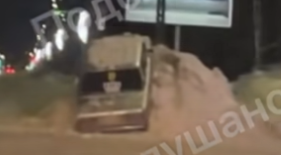 Дрифтеры улетели в сугроб в густонаселенном районе Петрозаводска