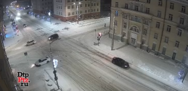 Две легковушки не поделили пустую дорогу в центре Петрозаводска