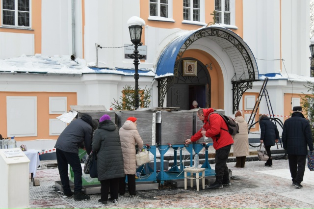 В Петрозаводске освященную воду можно набрать у трех храмов