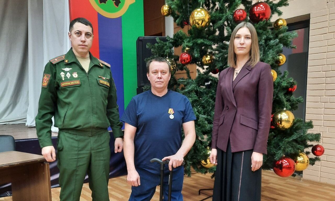 Участника СВО наградили в Карелии медалью за проявленное мужество