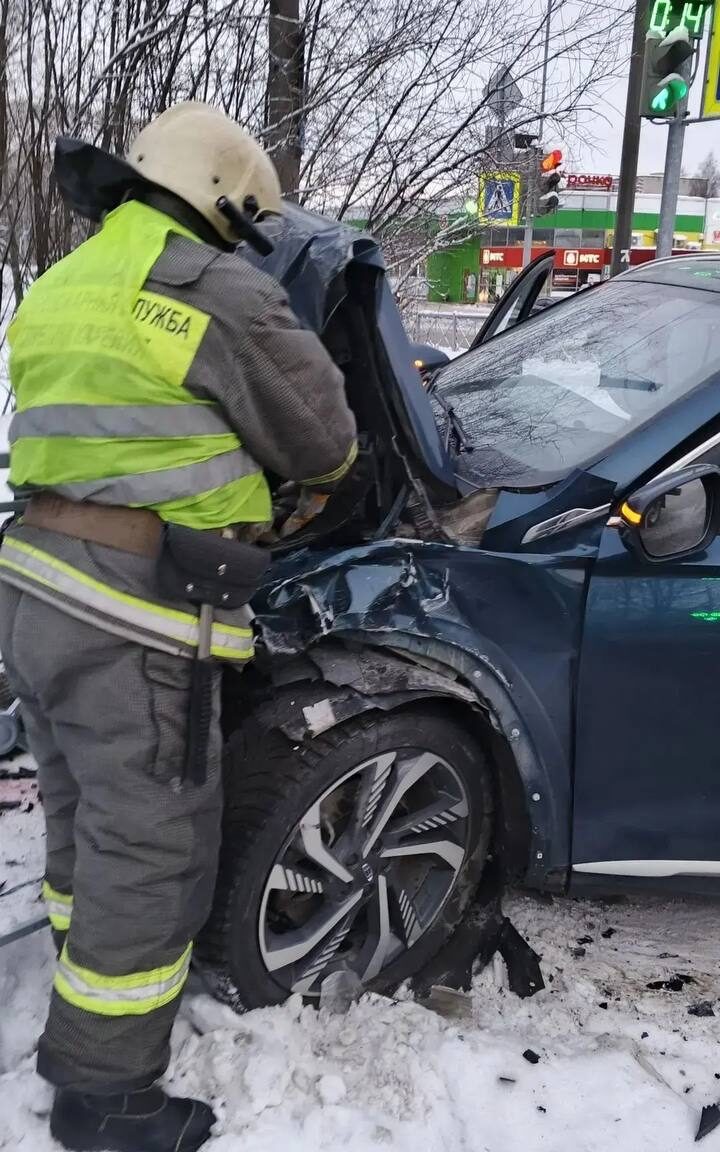 Спасатели специальным инструментом вскрывали дверь водителя фургона после столкновения с иномаркой в Медвежьегорске