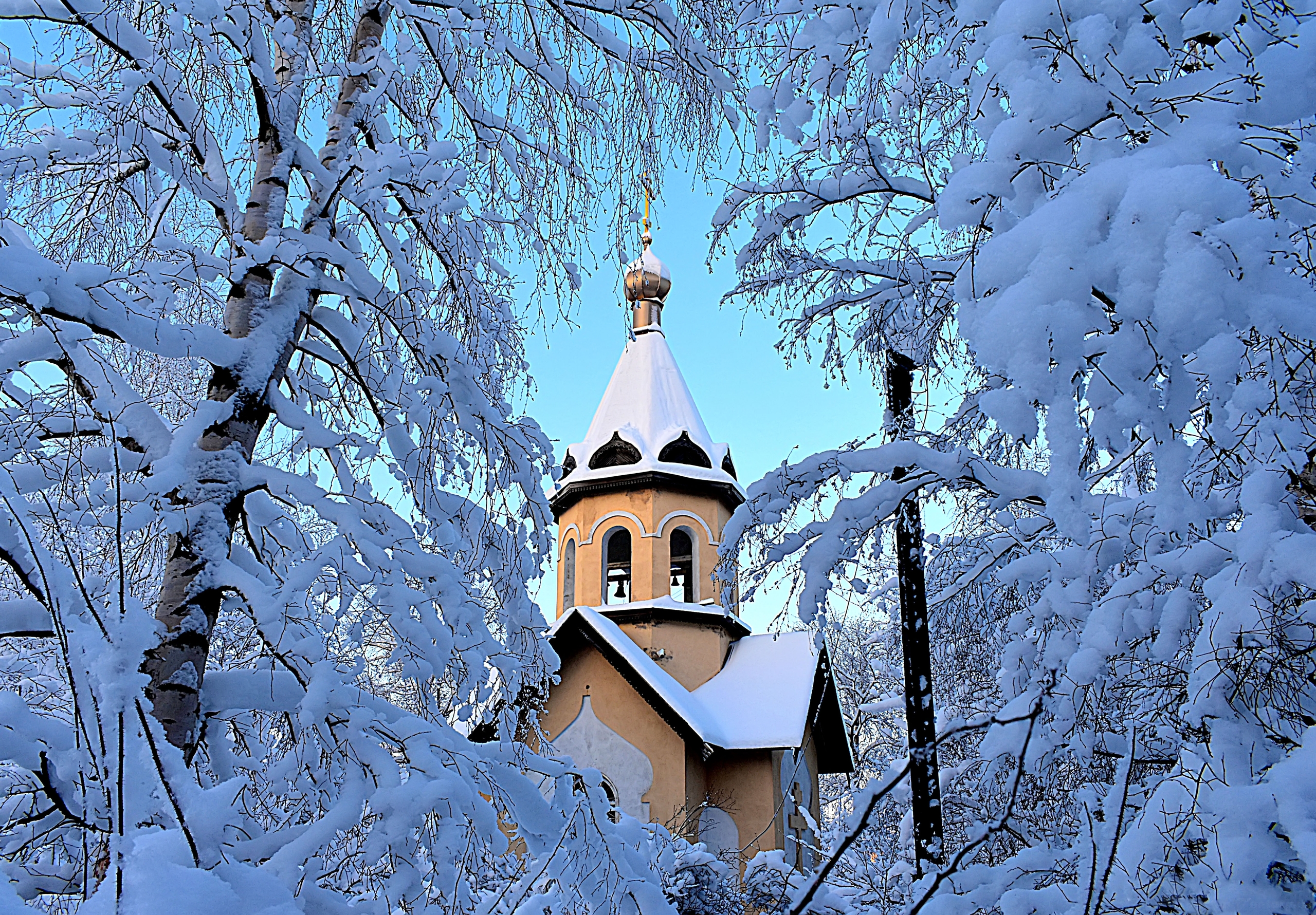 Карельский фотограф запечатлел зимние виды храмов в Петрозаводске