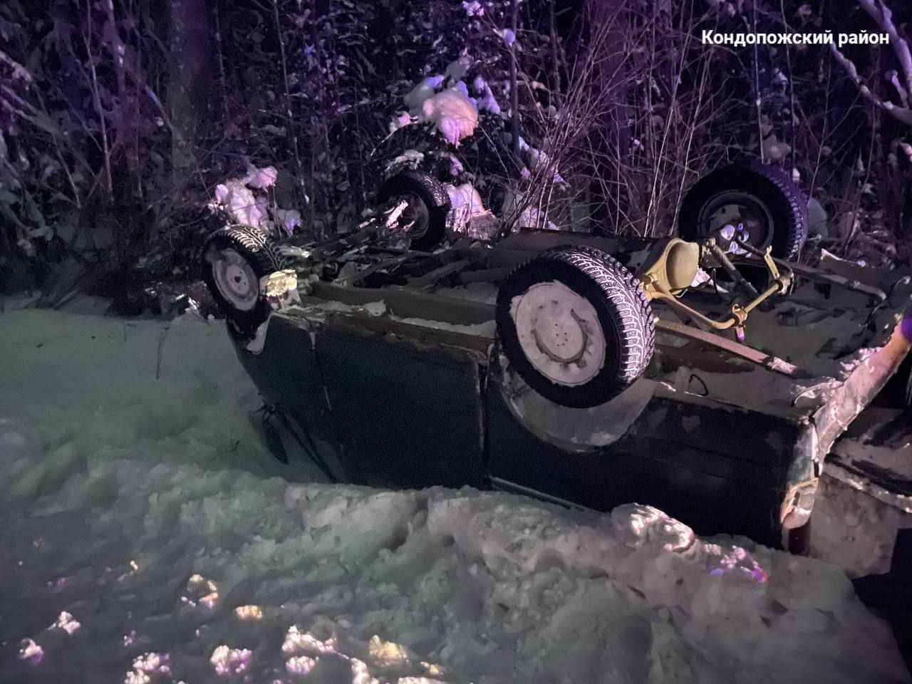 Микроавтобус занесло на дороге под Кондопогой - лежит на крыше в кювете