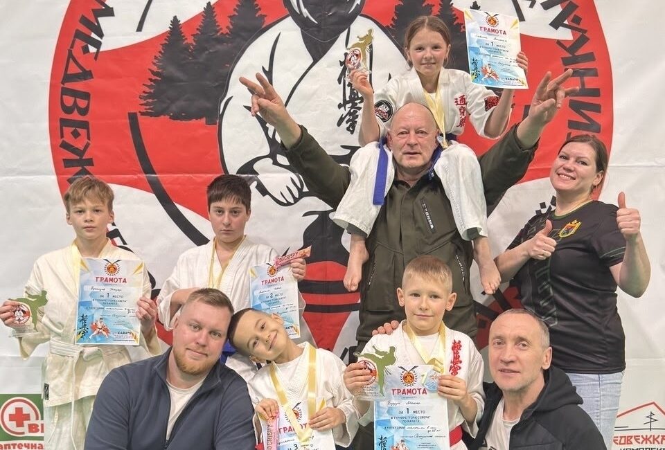 Каратисты из Костомукши завоевали медали в Медвежьегорске