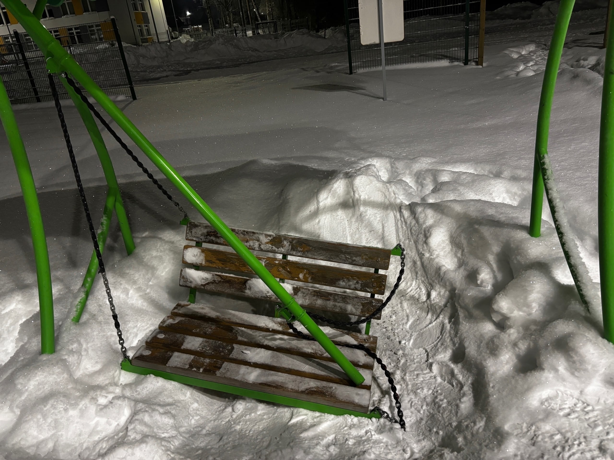 Качели рухнули на ребенка в поселке Деревянка в Прионежском районе