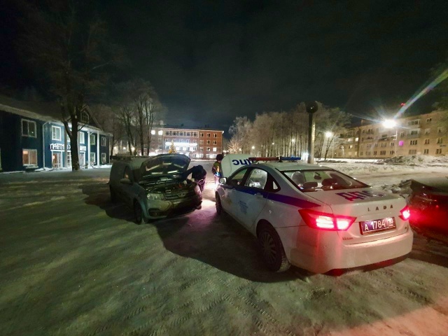Завестись оказалось проблемой морозным утром для автомобилиста в одном из районов Петрозаводска - помог наряд ДПС