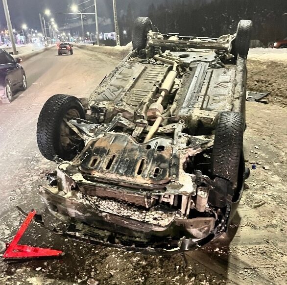 Стали известны причины аварии, во время которой авто легло на крышу в Петрозаводске