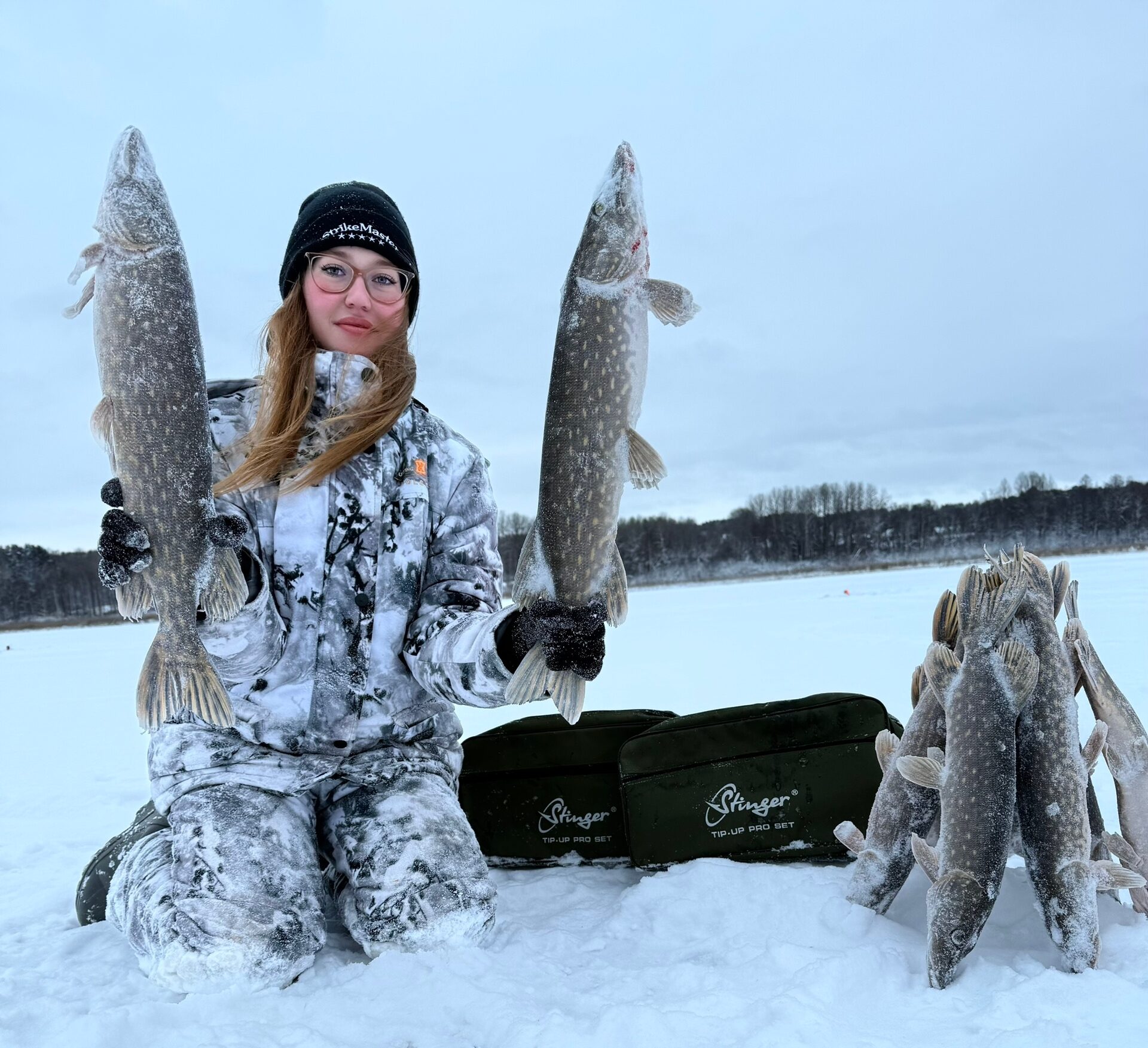 Улетная рыбалка выдалась при -20 мороза на озере в Карелии