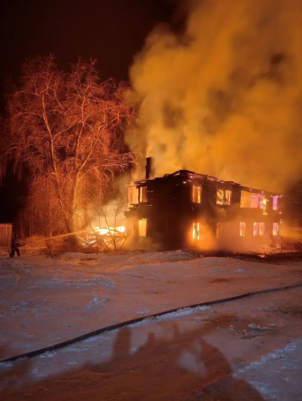 В поселке Лендеры полностью сгорел нежилой дом